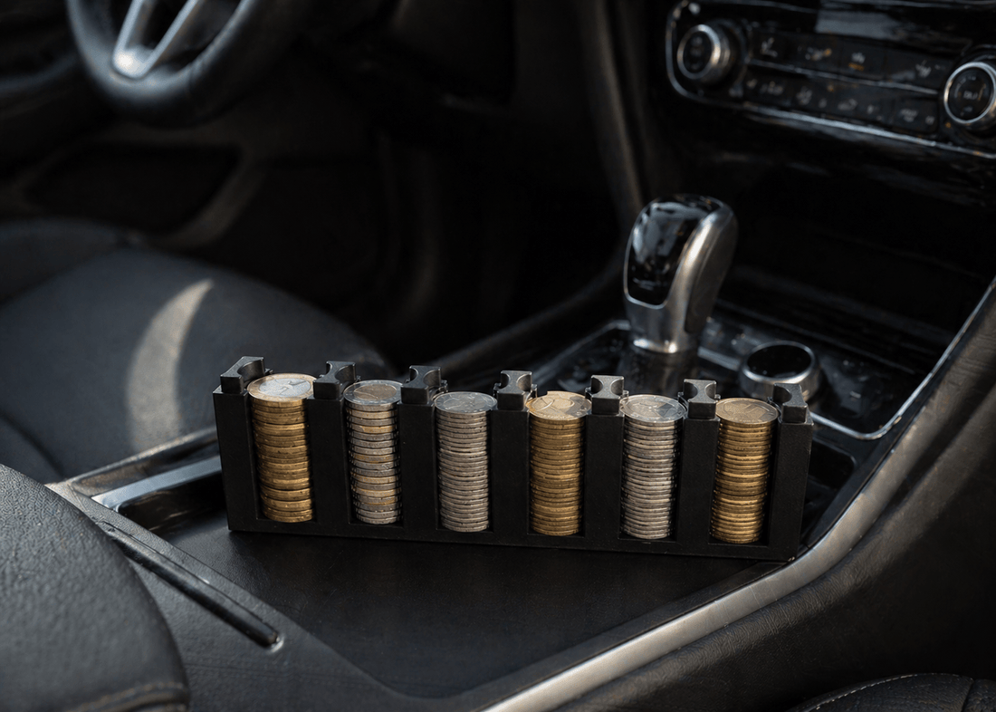 Aprópénztartó autóba – forint érmék rendszerezve autó középkonzolban, gyors fizetéshez parkolásnál
