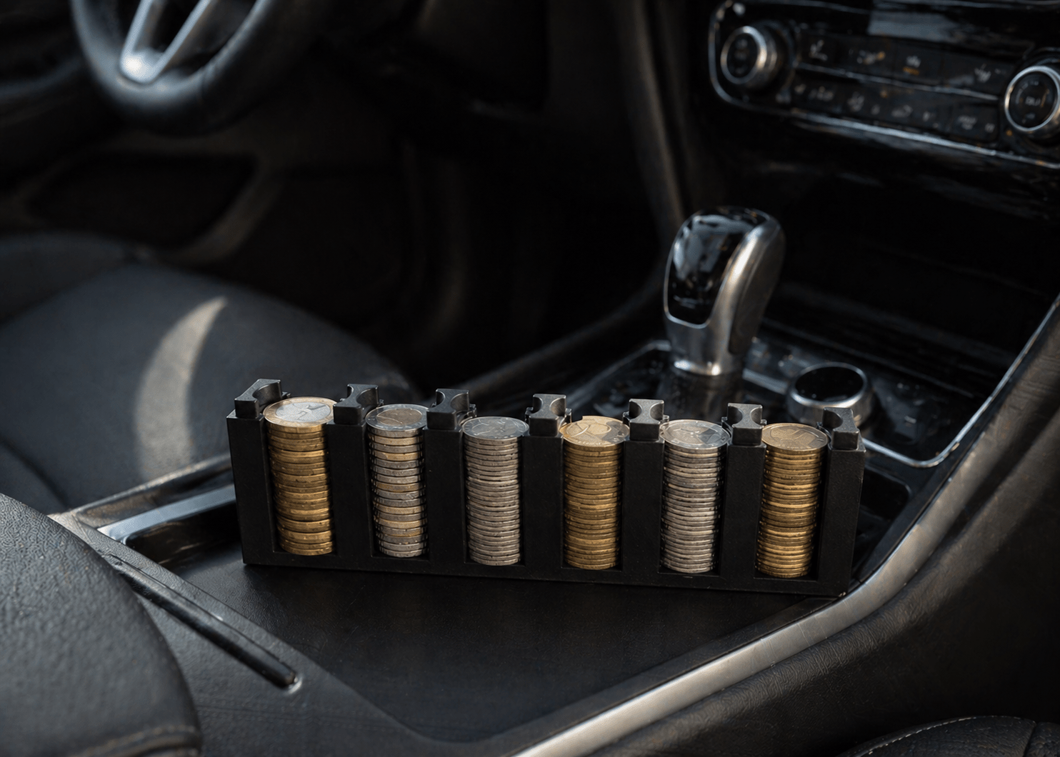 Aprópénztartó autóba – forint érmék rendszerezve autó középkonzolban, gyors fizetéshez parkolásnál