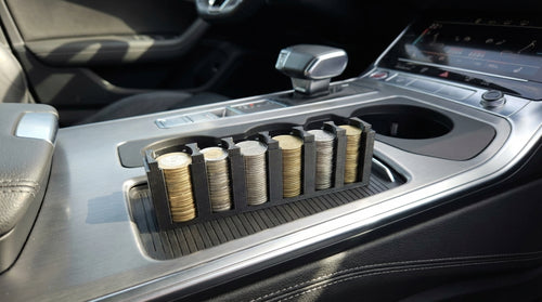 Hosszú fekete forint aprótartó autó középkonzolba helyezve, coin holder érmékkel megtöltve, gyors fizetéshez és rendszerezéshez